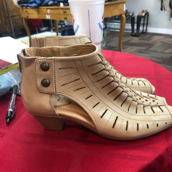 Earth Shoes - Earth Beige Cutout Ankle Booties